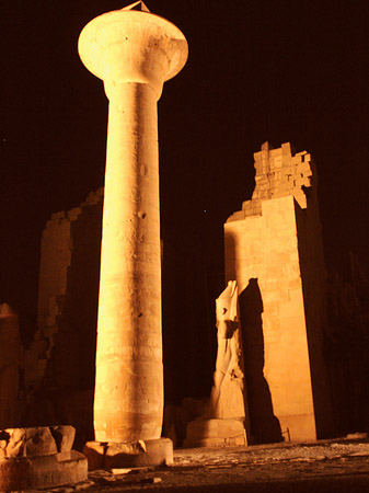 Karnak Tempel bei Nacht Foto 