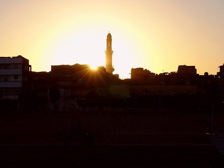 Sonnenuntergang über der Stadt Fotos