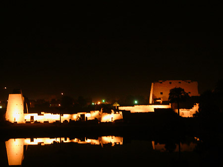 Karnak Tempel bei Nacht Fotos