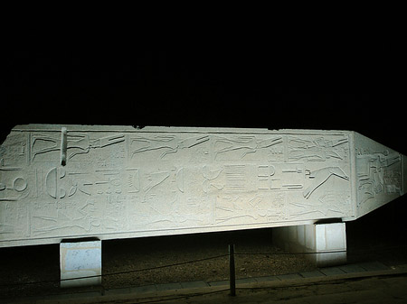 Obelisk bei Nacht Foto 