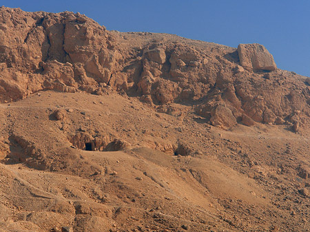 Eingang zum Tempel mit Berg