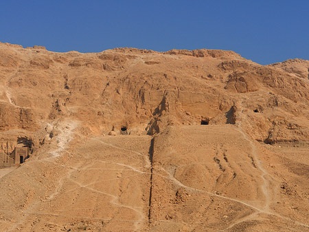 Eingang zum Tempel mit Berg Fotos