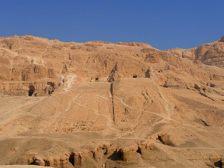 Eingang zum Tempel mit Berg