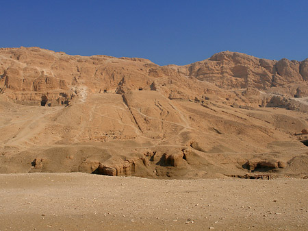 Foto Eingang zum Tempel mit Berg - 