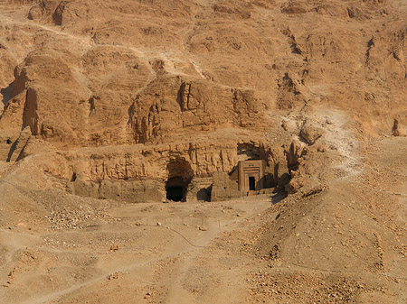 Foto Eingang zum Tempel mit Berg