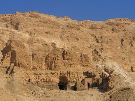 Eingang zum Tempel mit Berg