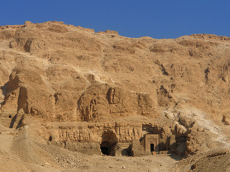 Foto Eingang zum Tempel mit Berg - 