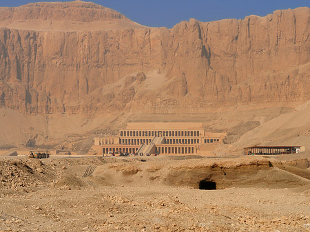 Eingang zum Tempel mit Berg Fotos