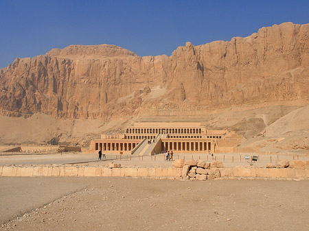 Foto Eingang zum Tempel mit Berg