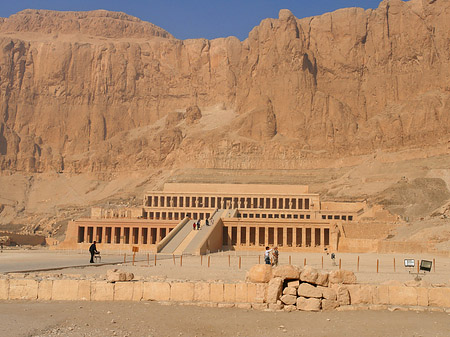 Eingang zum Tempel mit Berg Fotos