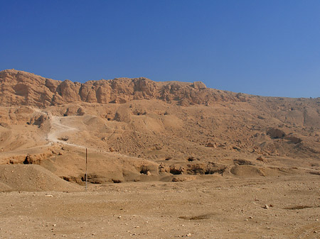 Eingang zum Tempel mit Berg