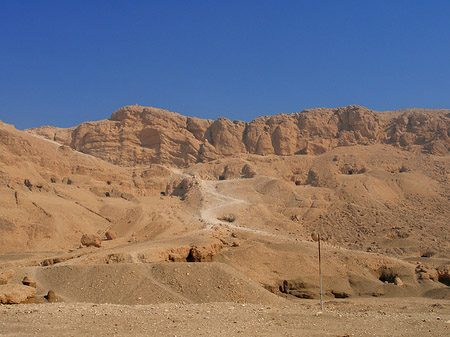 Foto Eingang zum Tempel mit Berg - 