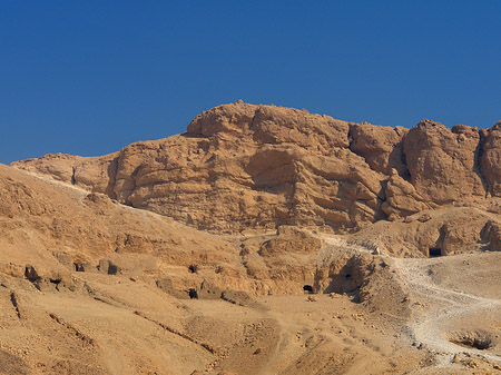 Eingang zum Tempel mit Berg Foto 